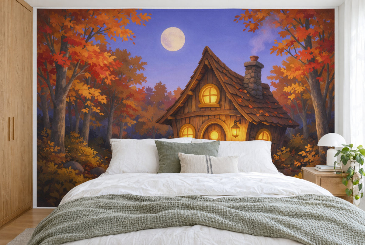 Bedruckter Stoff im XXL-Format: schiefes Holzhaus rechts der Mitte unter dem Vollmond, wandfüllend hinter dem Bett