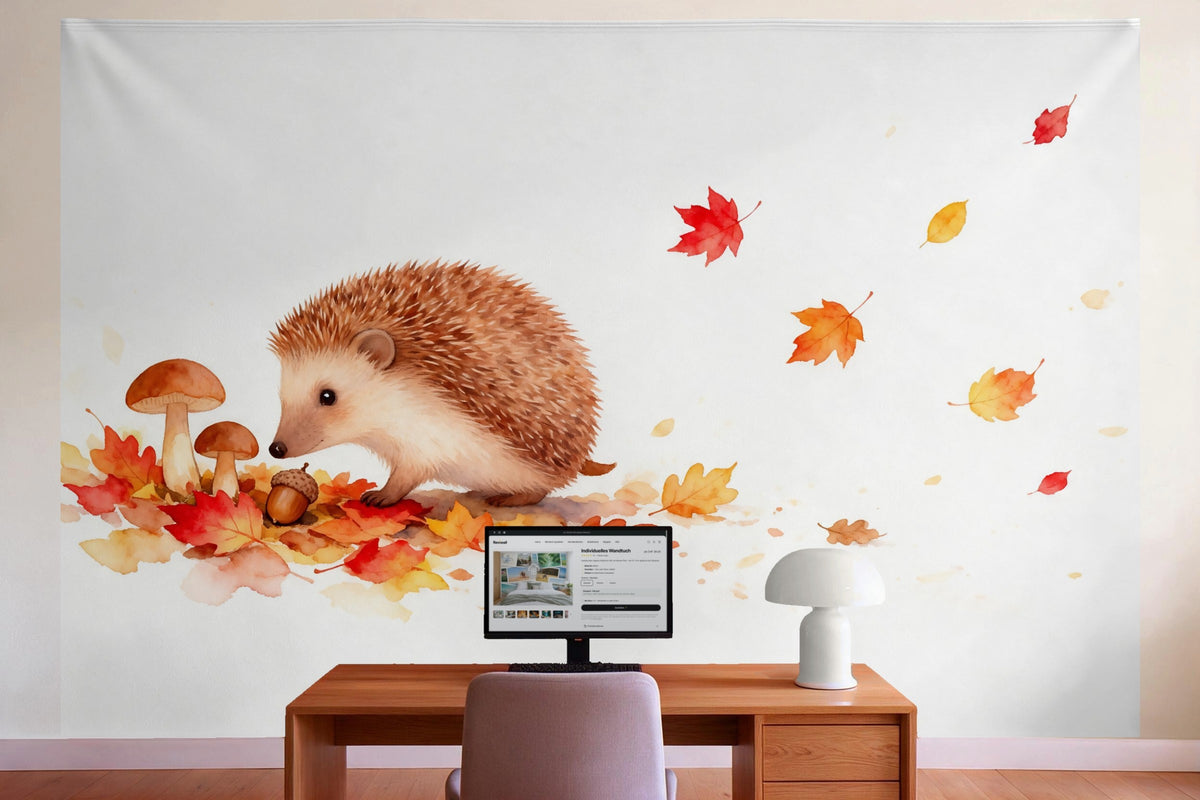 Wanddeko im Büro hinter dem Schreibtisch: Wandtuch Igel im Herbstlaub, auf Stoff gedruckt
