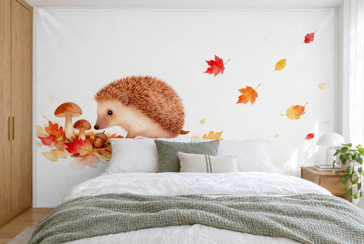 Bedruckter Stoff im XXL-Format: Igel mit zwei Pilzen links im Herbstlaub, fallende Blätter, wandfüllend hinter dem Bett