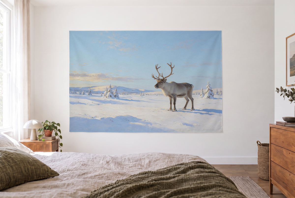 Wandtuch Rentier in der Schneelandschaft im hellen Schlafzimmer gegenüber dem Bett, rechts eine Holzkommode – Weiss und Blau