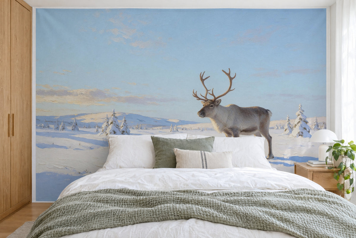 Bedruckter Stoff im XXL-Format: Rentier rechts in der Schneelandschaft unter blassblauem Himmel, wandfüllend hinter dem Bett