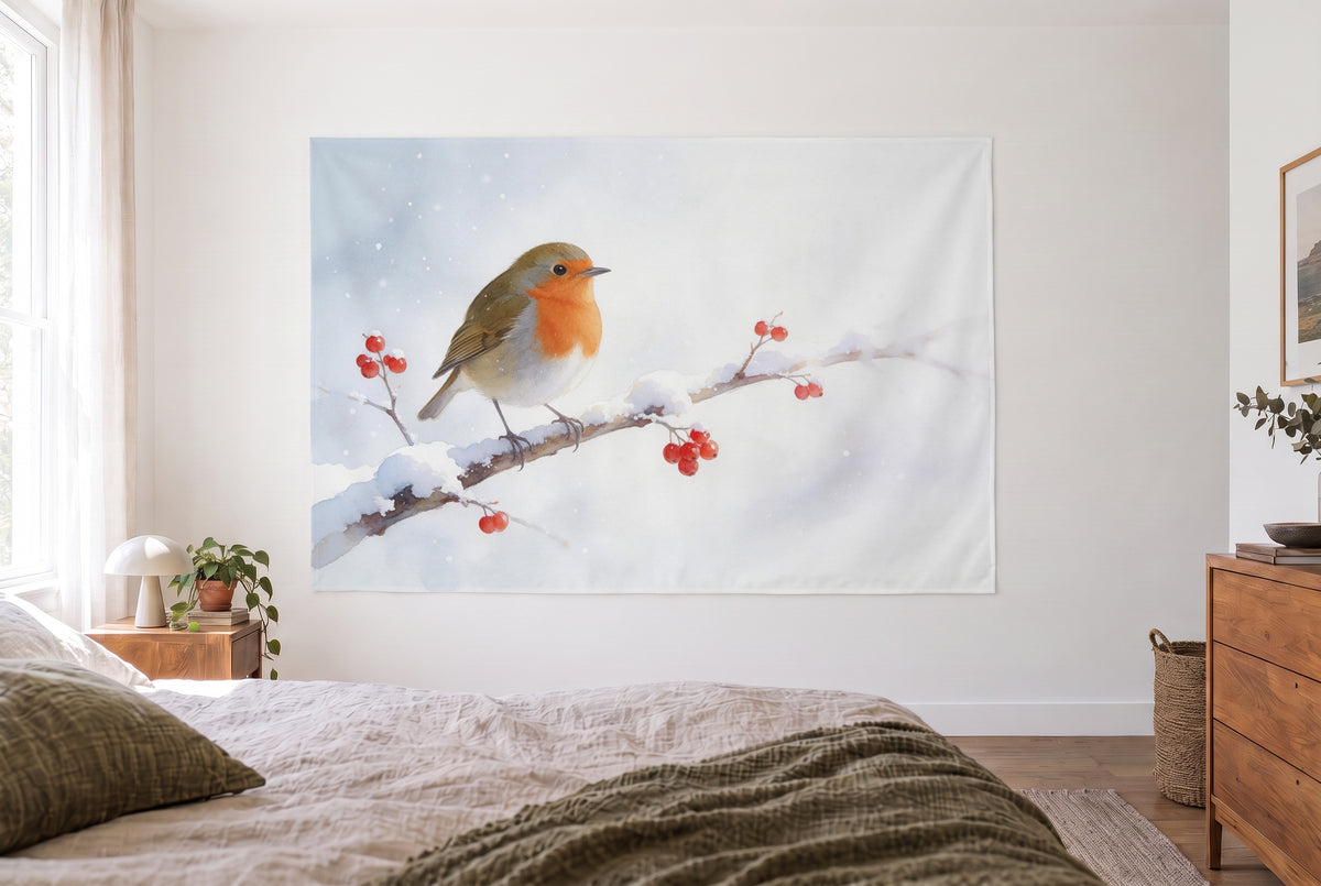Wandtuch Rotkehlchen auf verschneitem Zweig im hellen Schlafzimmer gegenüber dem Bett, rechts eine Kommode – Orange