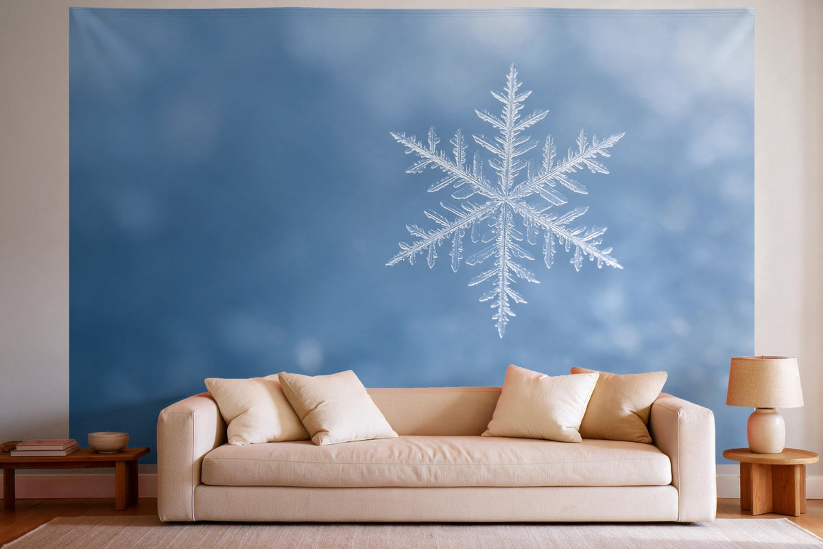 Wandtuch XXL Schneeflocke in Nahaufnahme als Wanddeko im hellen Wohnzimmer über dem Sofa