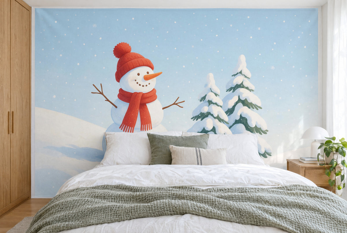 Bedruckter Stoff im XXL-Format: Schneemann mit roter Mütze links, zwei Tannen im Schneefall, wandfüllend hinter dem Bett