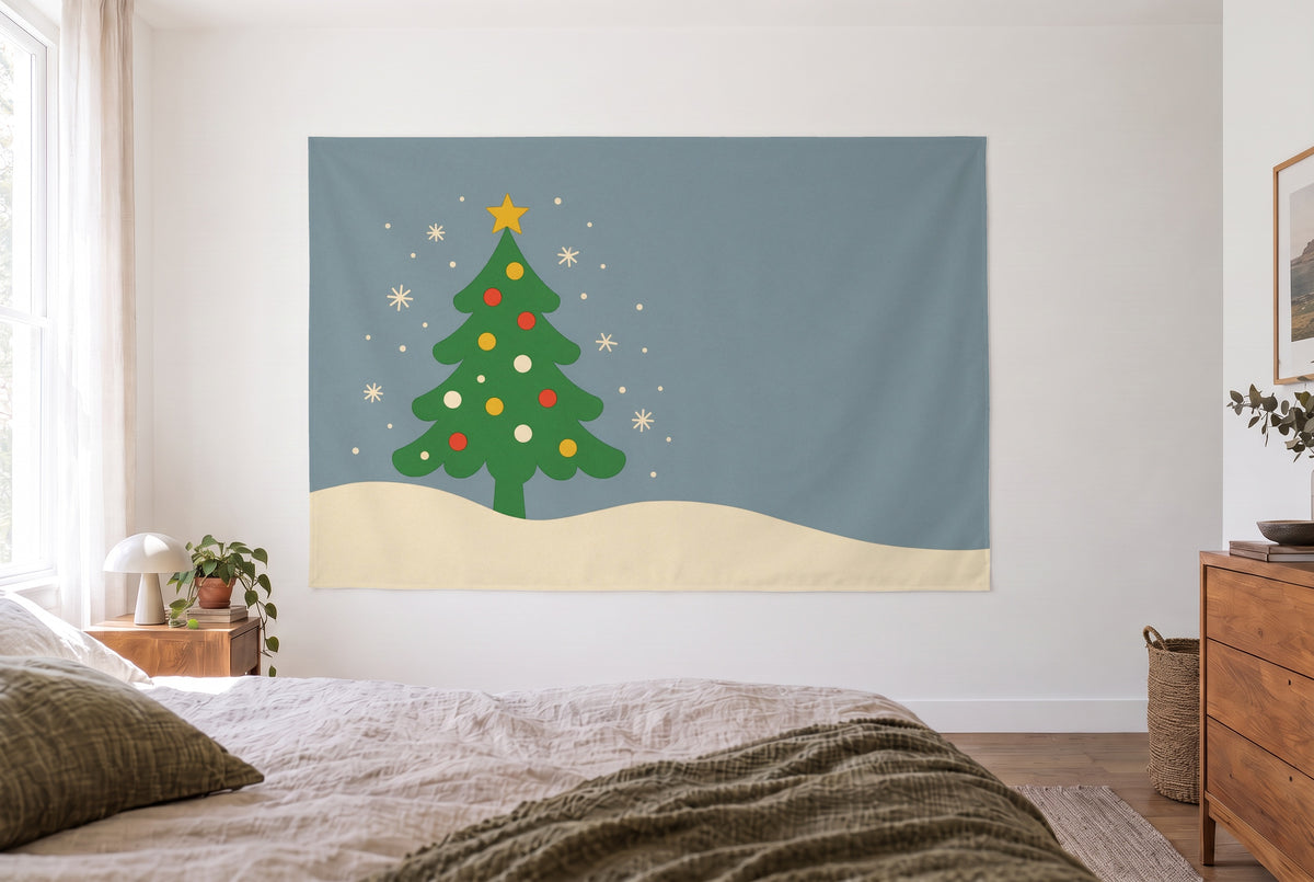 Tenture sapin de Noël sous la neige dans la chambre claire face au lit, commode en bois à droite – vert rouge gris-bleu