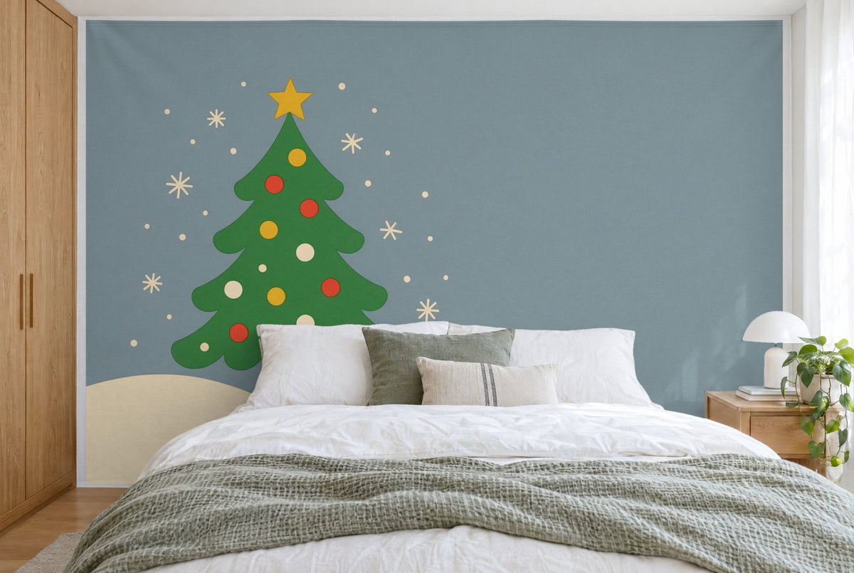 Tissu imprimé XXL : sapin de Noël à l'étoile jaune à gauche devant un ciel gris-bleu, mur entier derrière le lit