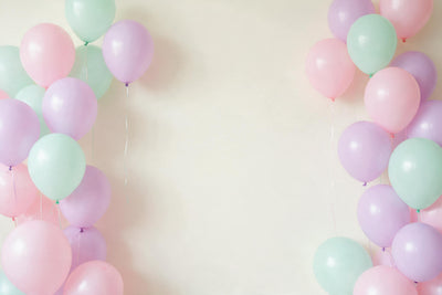 Balloon cloud of pink, mint green and lilac balloons on the left and right, tapestry printed on fabric – pastel