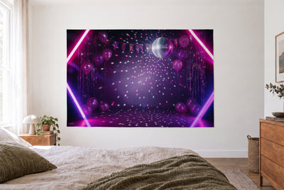 Tenture Boule à facettes et néons dans une chambre claire face au lit, commode en bois à droite – rose et violet