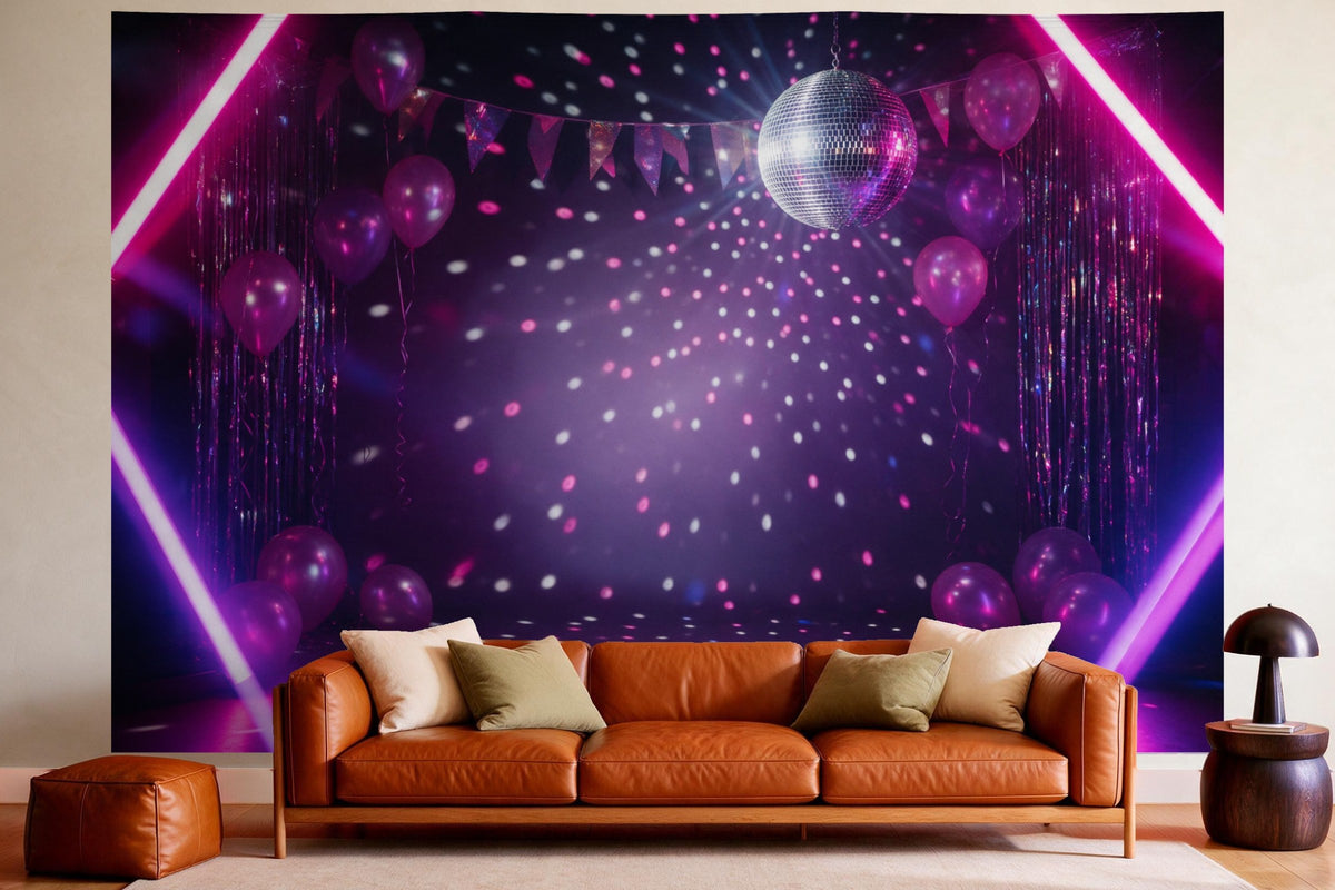 Tenture murale XXL Boule à facettes et néons en déco murale dans un salon chaleureux au-dessus du canapé en cuir