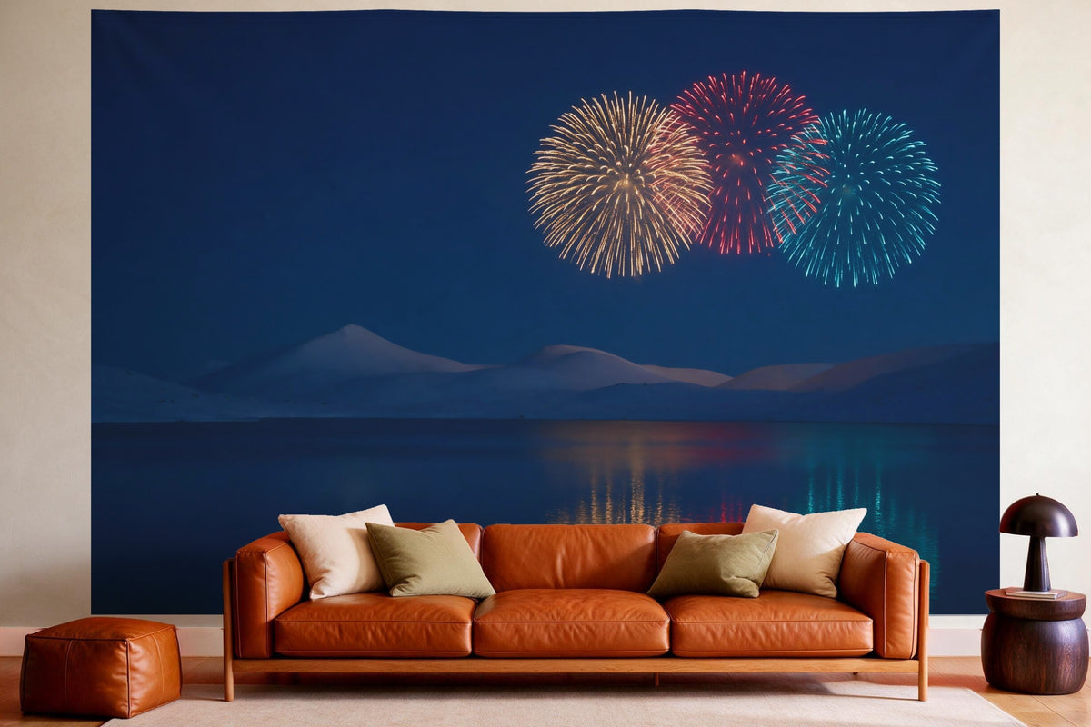 Tapiz de pared XXL Fuegos artificiales sobre el lago de montaña como decoración en un salón acogedor sobre el sofá de cuero