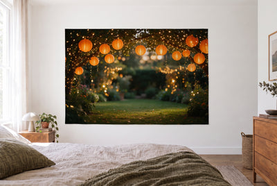 Wandtuch Gartenparty mit Lampions im hellen Schlafzimmer gegenüber dem Bett, rechts eine Holzkommode – Orange und Grün