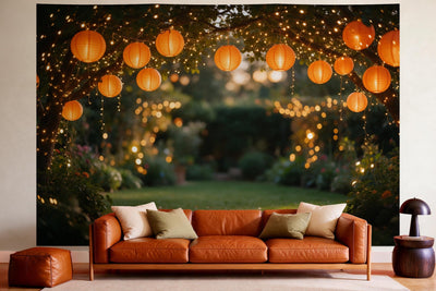 Wandtuch XXL Gartenparty mit Lampions als Wanddeko im gemütlichen Wohnzimmer über dem Ledersofa