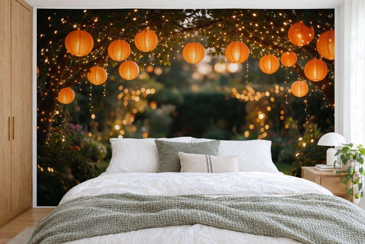 Grosses Wandtuch Gartenparty mit Lampions im Schlafzimmer wandfüllend hinter dem Bett – Wandbehang aus Stoff