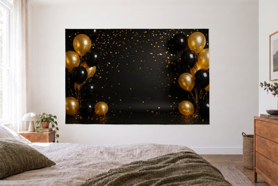 Tapiz globos dorados sobre negro en un dormitorio claro frente a la cama, cómoda de madera a la derecha – negro y dorado