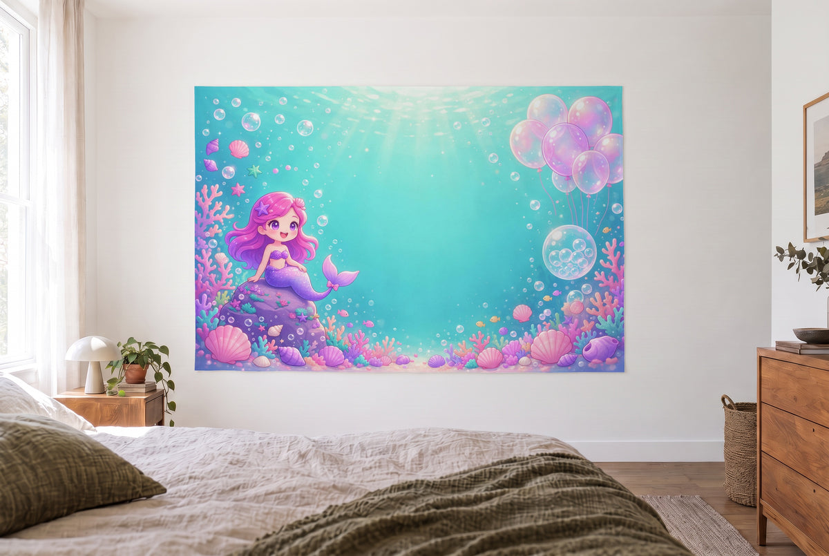 Tapiz cumpleaños de sirena bajo el agua en dormitorio claro frente a la cama, cómoda de madera a la derecha – turquesa