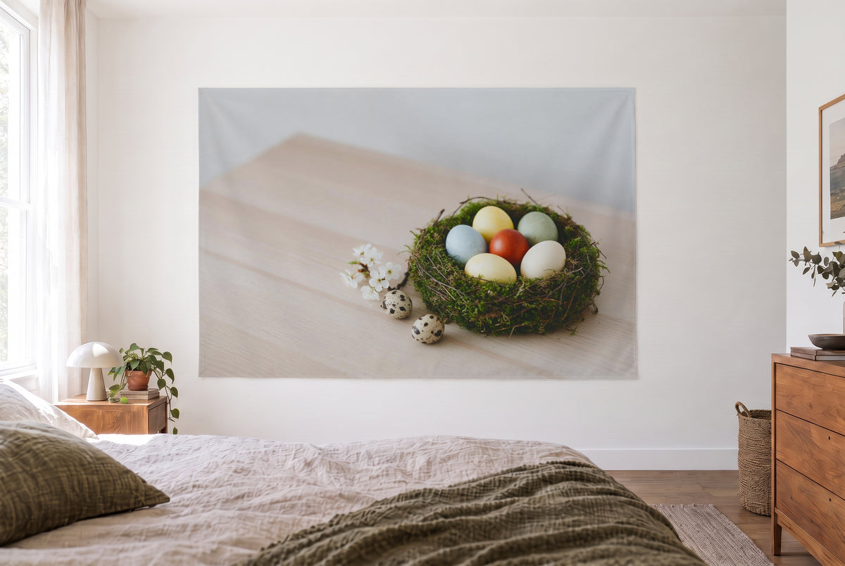 Wandtuch Ostereier im Moosnest im hellen Schlafzimmer gegenüber dem Bett, rechts eine Holzkommode – Grün und Blau