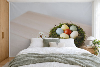 Bedruckter Stoff im XXL-Format: Moosnest mit bunten Eiern rechts, links Kirschblüten auf Holz, wandfüllend hinter dem Bett