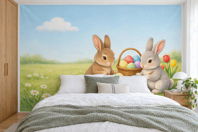 Bedruckter Stoff im XXL-Format: zwei Osterhasen mit Eierkorb rechts der Mitte, links Wiese, wandfüllend hinter dem Bett