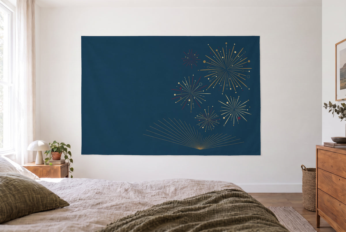 Wandtuch Silvester-Feuerwerk im Art-Deco-Stil im hellen Schlafzimmer gegenüber dem Bett, rechts eine Holzkommode