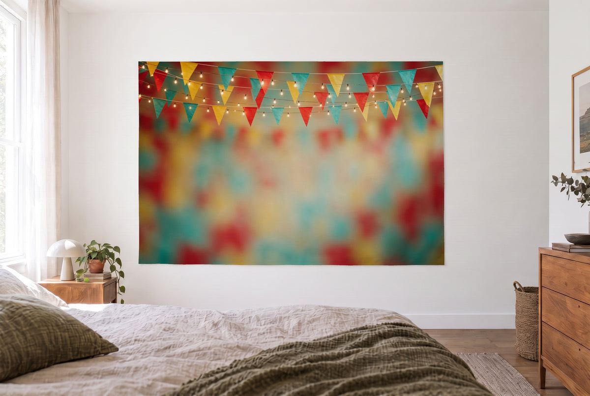Tapiz fiesta con banderines en dormitorio claro frente a la cama, cómoda de madera a la derecha – rojo, amarillo y turquesa