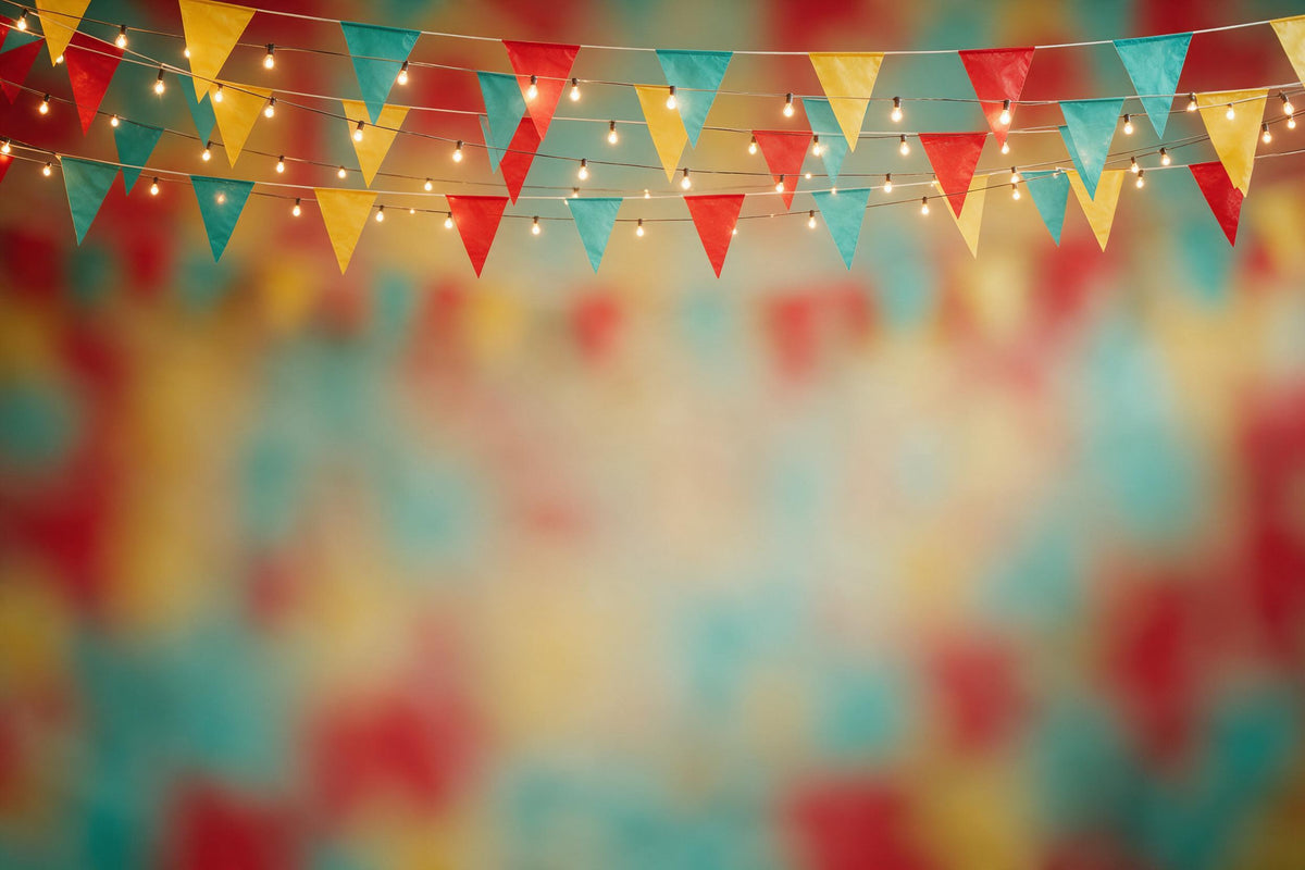 Banderines de fiesta en rojo, amarillo y turquesa con cálidas guirnaldas de luces arriba, tapiz impreso en tela