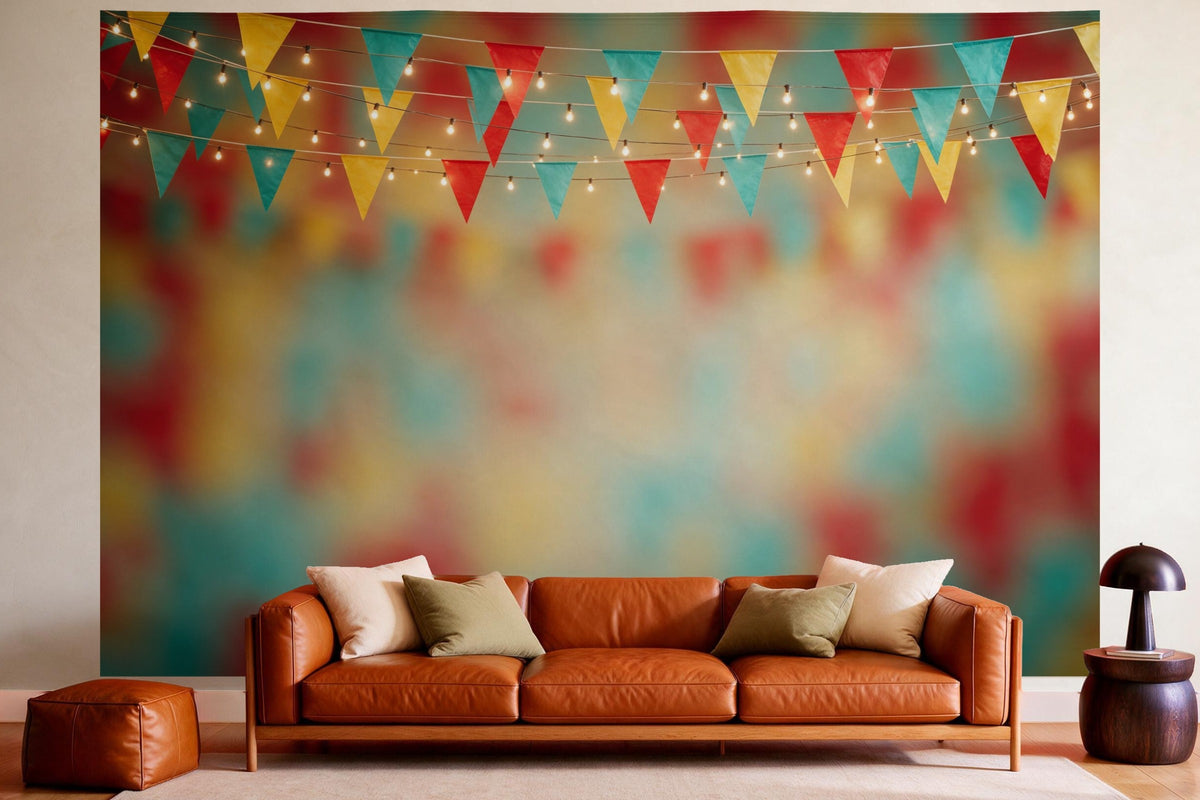 Decoración de pared en un salón acogedor sobre el sofá de cuero: tapiz de tela Fiesta con banderines y guirnaldas de luces