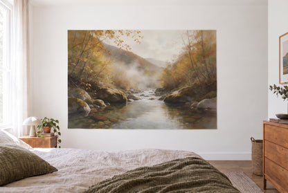 Wandtuch Bergbach im Herbst im hellen Schlafzimmer gegenüber dem Bett, rechts eine Holzkommode – Rot, Gelb und Grün
