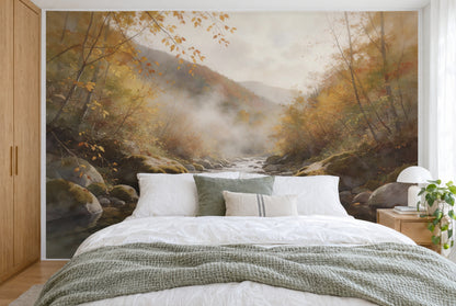 Bedruckter Stoff im XXL-Format: schmaler Bergbach mit Nebel und Herbstlaub, wandfüllend hinter dem Bett