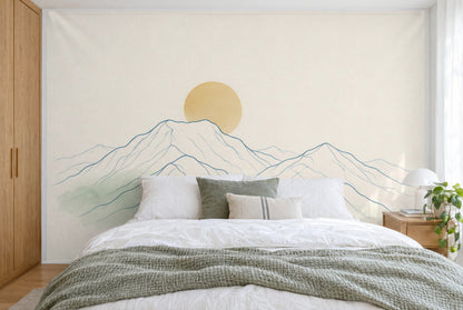 Bedruckter Stoff im XXL-Format: Bergkette als Line Art mit aufgehender Sonne, wandfüllend hinter dem Doppelbett