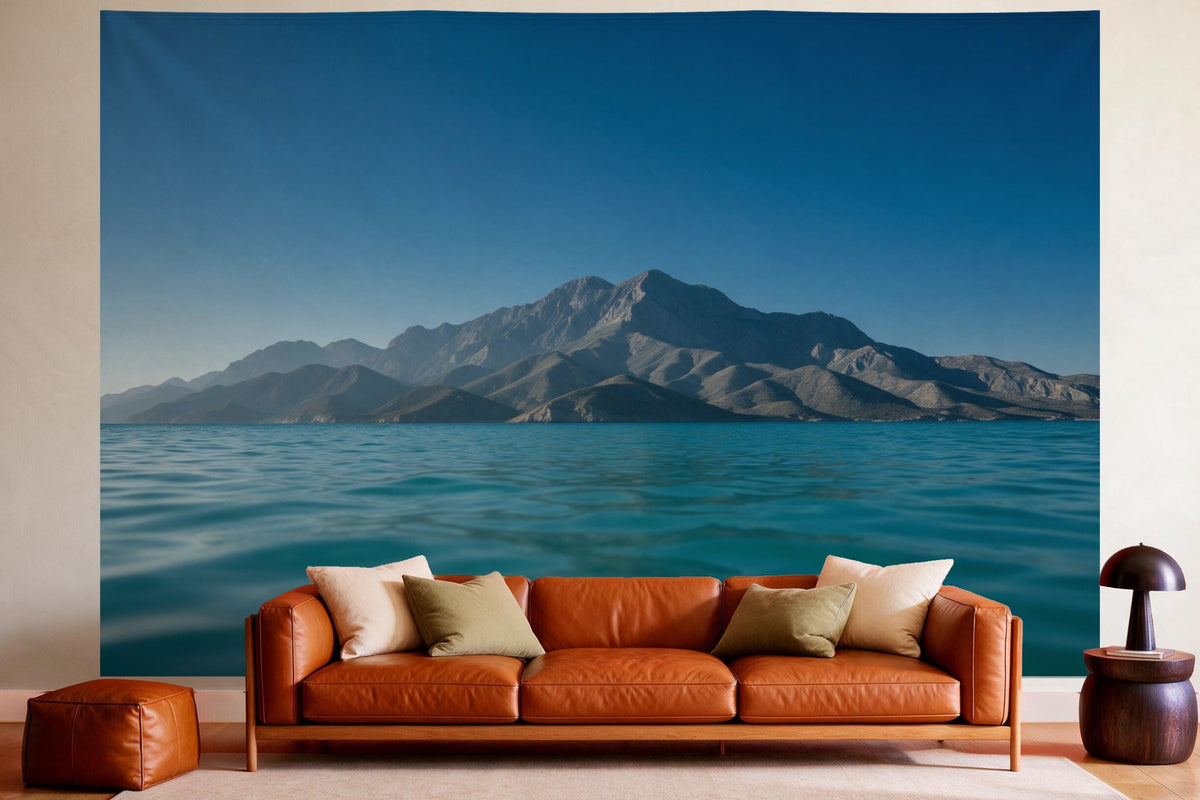 Tapiz de pared XXL Cadena montañosa junto al mar como decoración en un salón acogedor sobre el sofá de cuero
