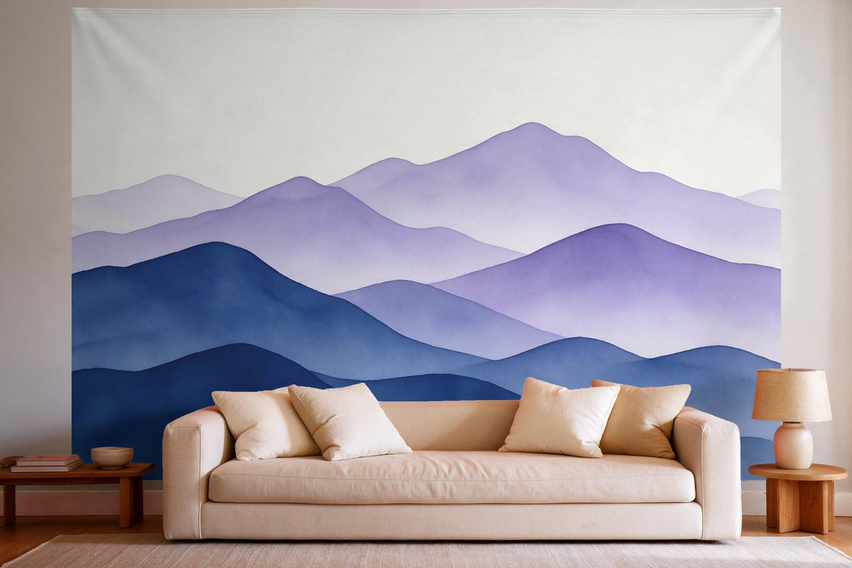 Decoración de pared en un salón luminoso sobre el sofá: tapiz de tela Montañas en degradado acuarela