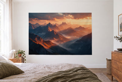 Tapiz paisaje de montaña con luz dorada en dormitorio claro frente a la cama, cómoda de madera a la derecha