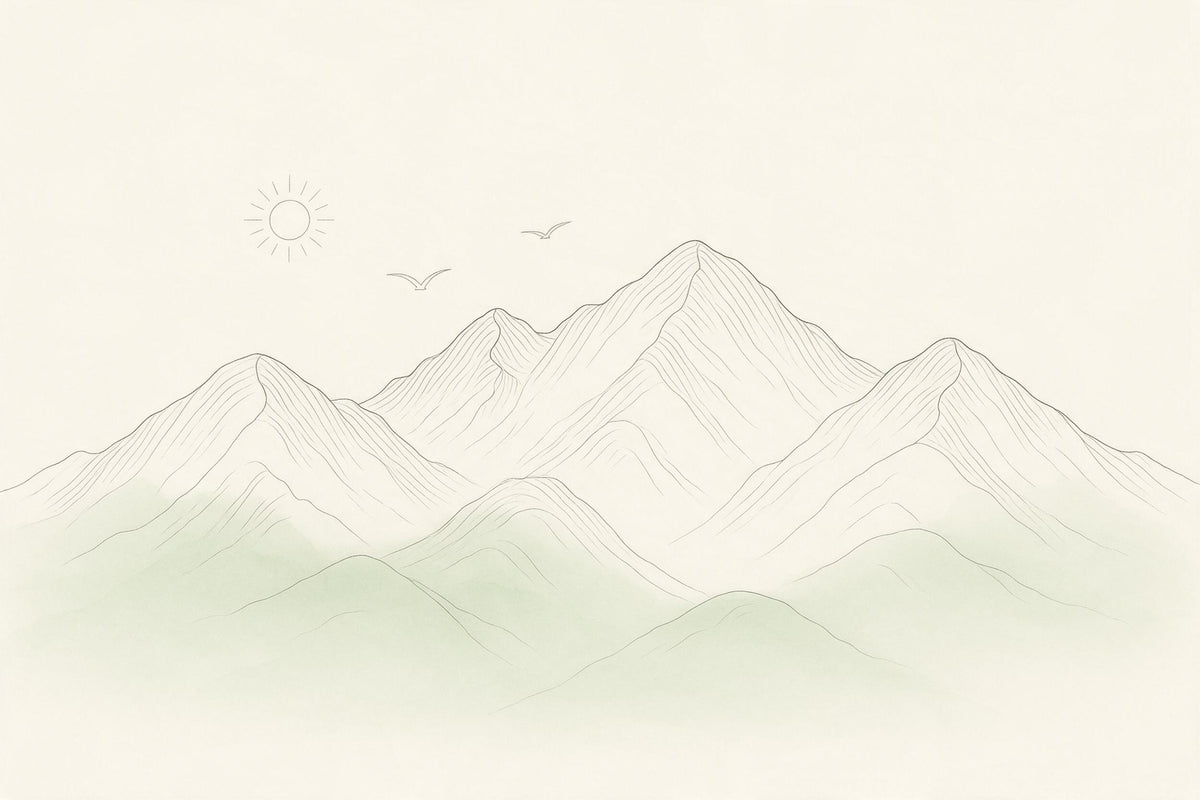 Berglandschaft in feinen Graphitlinien mit Sonne und zwei Vögeln über salbeigrünen Hängen, als Wandtuch, auf Stoff gedruckt