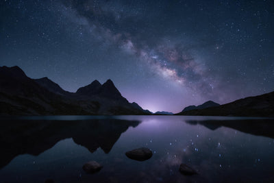 Lago de montaña de noche con la Vía Láctea sobre cumbres oscuras, tapiz impreso en tela – azul noche y violeta