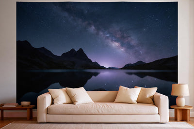Decoración de pared en un salón luminoso sobre el sofá: tapiz de tela Lago de montaña de noche con Vía Láctea