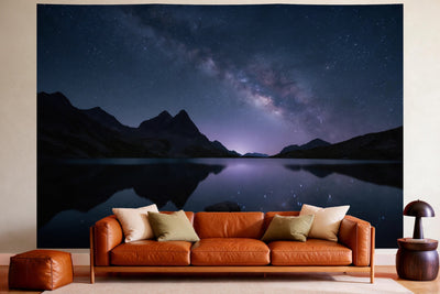 Tapiz de pared XXL Lago de montaña de noche con Vía Láctea como decoración en un salón acogedor sobre el sofá de cuero