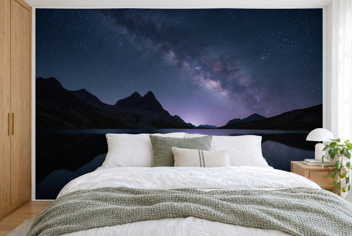 Grosses Wandtuch Bergsee bei Nacht mit Milchstrasse im Schlafzimmer wandfüllend hinter dem Bett – Wandbehang aus Stoff