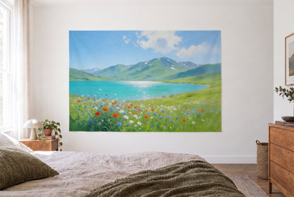 Wandtuch Bergsee mit Sommerblumen im hellen Schlafzimmer gegenüber dem Bett, rechts eine Holzkommode – Türkis und Grün