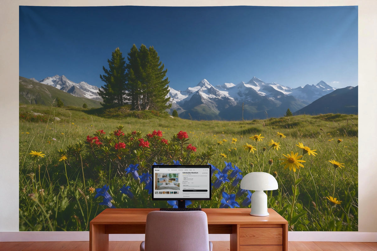 Déco murale dans le bureau derrière la table de travail : tenture murale Prairie alpine avec fleurs des Alpes, imprimée sur tissu