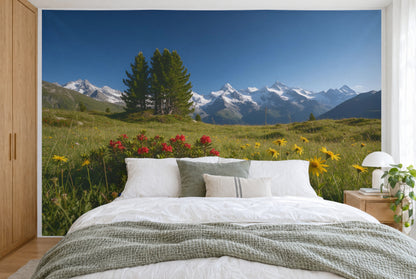 Tissu imprimé XXL : fleurs des Alpes devant, arolles à gauche du centre, sommets enneigés, mur entier derrière le lit