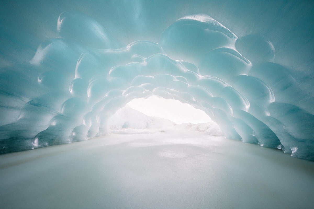 Cueva de glaciar con techo de hielo azul abovedado y vista a la abertura, tapiz impreso en tela – azul y turquesa