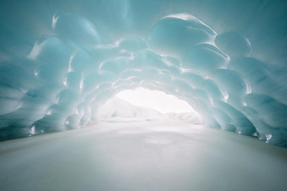 Cueva de glaciar con techo de hielo azul abovedado y vista a la abertura, tapiz impreso en tela – azul y turquesa