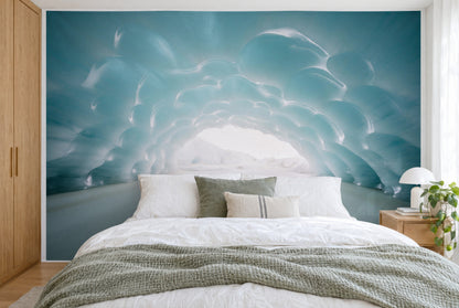 Tela impresa XXL: techo de hielo abovedado en azul y turquesa hacia la abertura luminosa, llenando la pared tras la cama