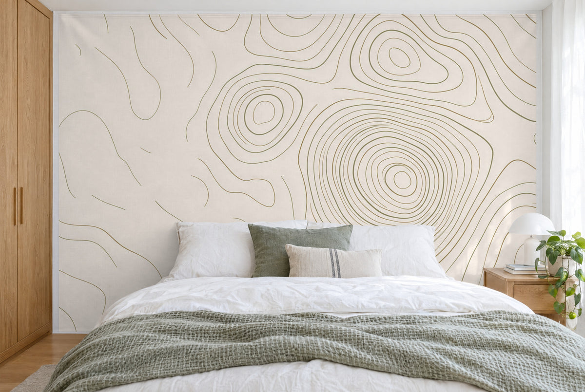 Tissu imprimé XXL : grand anneau de courbes de niveau à droite, lignes vert olive et bronze, mur entier derrière le lit