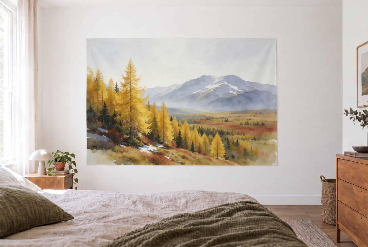 Wandtuch Goldene Lärchen im Bergtal im hellen Schlafzimmer gegenüber dem Bett, rechts eine Holzkommode – Gold und Blau