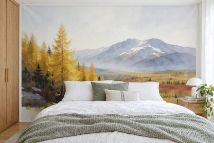 Bedruckter Stoff im XXL-Format: goldene Lärchen links, verschneites Bergmassiv rechts, wandfüllend hinter dem Doppelbett