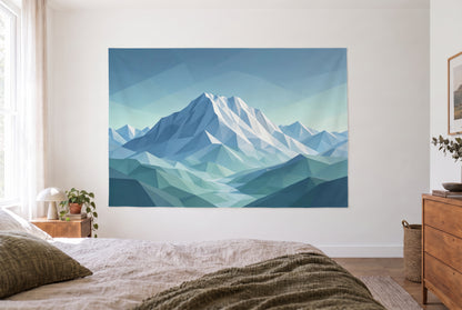 Tapiz Montañas low poly en el dormitorio claro frente a la cama, cómoda de madera a la derecha – azul hielo, menta y blanco