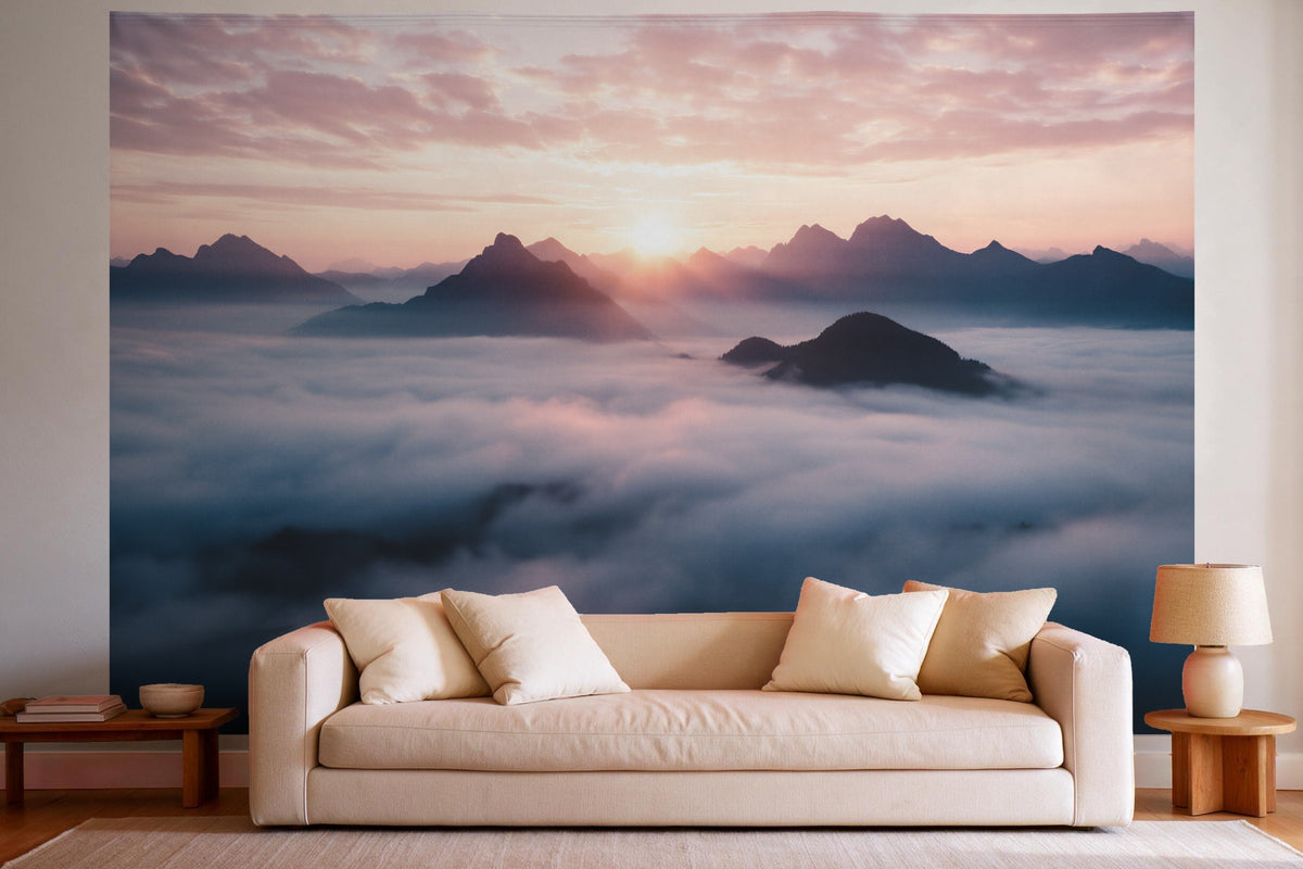 Tenture murale XXL Mer de brouillard avec soleil sur la crête en déco murale dans un salon lumineux au-dessus du canapé