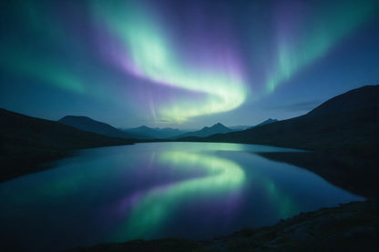 Polarlichter über dem Bergsee Wandtuch Motiv