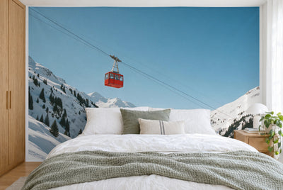 Tissu imprimé XXL : cabine rouge à gauche au-dessus de la vallée enneigée sous ciel bleu, mur entier derrière le lit